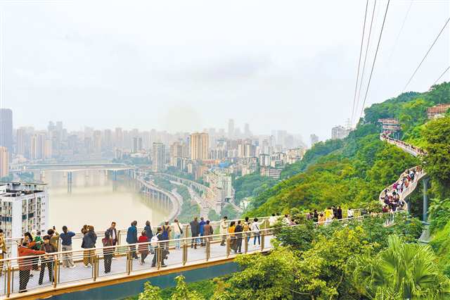 11月26日，鵝嶺棧橋游人如織。通訊員 羅雲希/視覺重慶