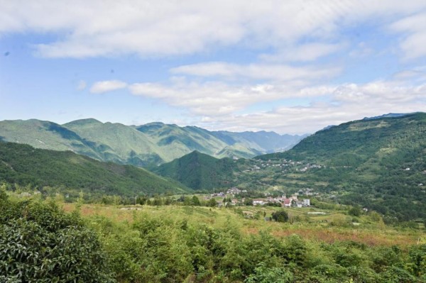 重庆丰都南天湖旁的崇山峻岭，在当地邮储银行支持下，从昔日的荒山坡，成为融合科技农业与生态观光的乡村振兴示范点。邮储银行重庆分行供图