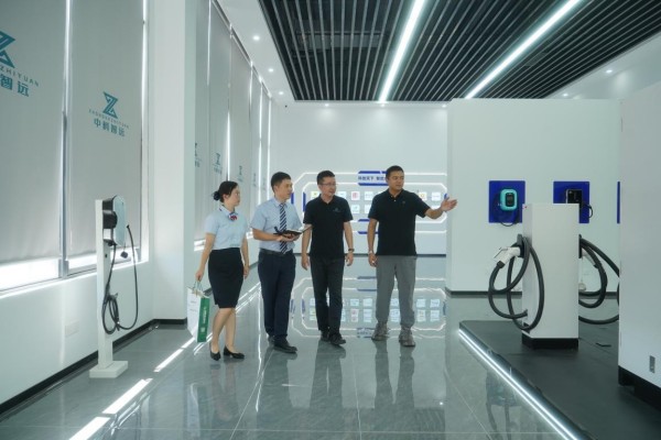 邮储银行工作人员深入企业走访交流。邮储银行重庆分行供图