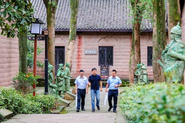 邮储银行工作人员走访调研钓鱼城景区并与相关负责人交谈。邮储银行重庆分行供图