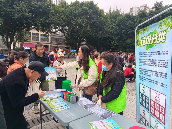 居民正在参与放垃圾分类趣味游戏。龙山街道供图