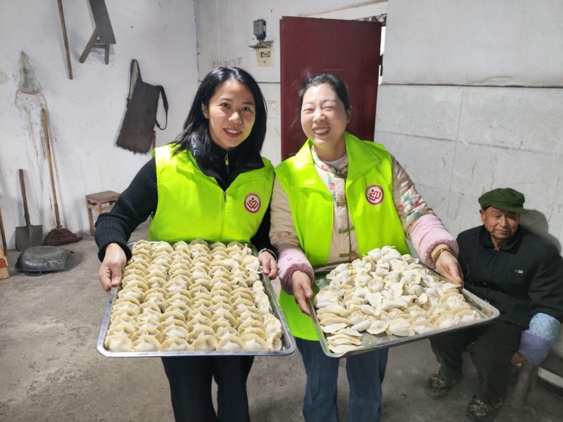 武愛社工們為鄉村獨居老人舉辦集體生日。武隆區社工部供圖