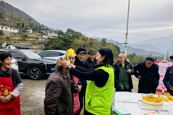 武愛社工們為鄉村獨居老人舉辦集體生日。武隆區社工部供圖