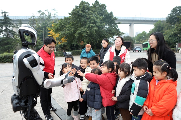 小朋友們與“AI智教授”機器人互動。主辦方供圖