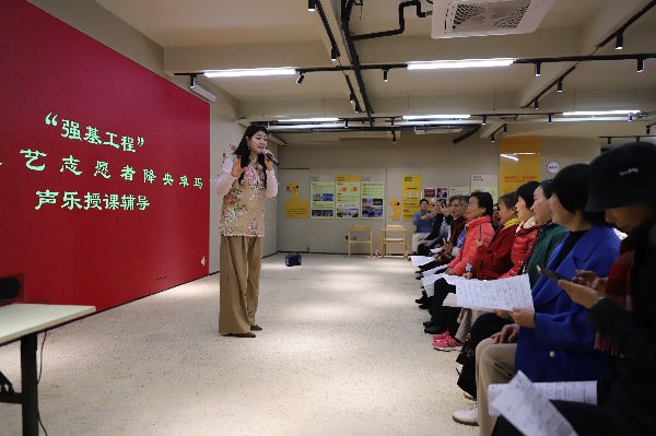 面对面教授老百姓声乐技巧。沙坪坝区融媒体中心供图