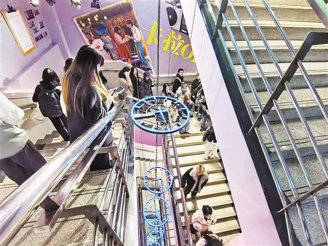 重百大楼楼梯间变身“时光塔”。记者 李晟 摄\视觉重庆