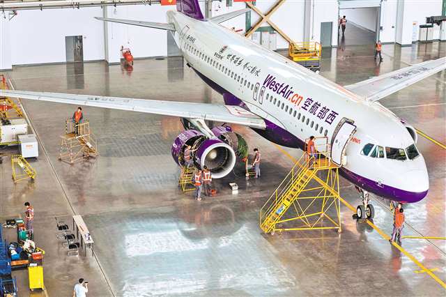 重慶江北國際機場E2機庫，海航航空技術（重慶）有限責任公司的技術人員在拆解飛機，拆卸下的部件經嚴格檢測后將作為航材循環利用。該項目規劃未來5年將配套建設全國領先的航空資源循環利用基地、區域二手航材交易中心等。（本報資料圖片）記者 崔力 攝/視覺重慶