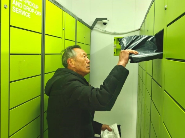 居民在24小时自提点领取包裹。魏源森摄