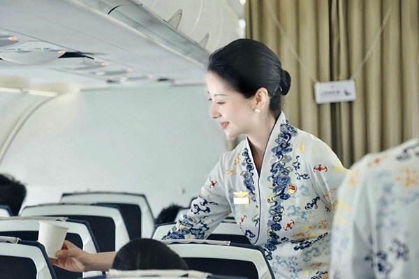 西部航空乘务员为旅客提供服务。西部航空供图