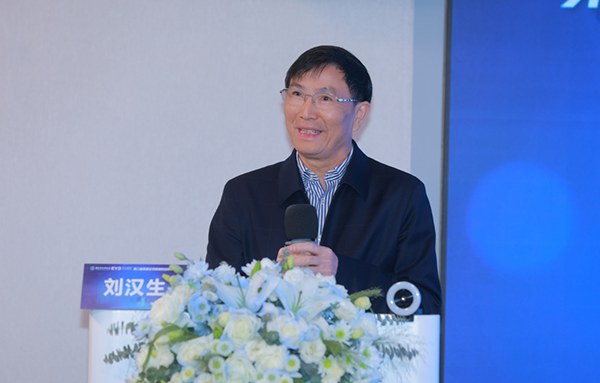 刘汉生发言专题《近视眼底影像学的“新瓶旧酒”》。重庆南坪爱尔眼科医院供图