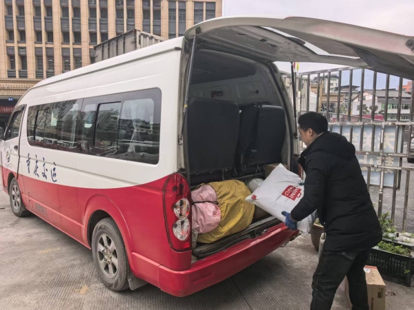 客車司機江喜偉正在搬運要配送的包裹。任峰攝