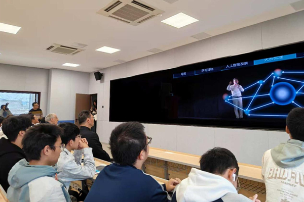 計信學院副院長馮驥授課全息課程。重慶師范大學供圖