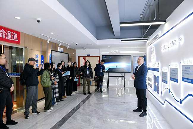 記者團走進中電智安展廳。中國電信供圖