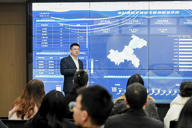 中電智安專家為記者講解數智交管雲平台項目情況。重慶電信供圖