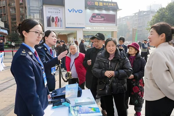 市民現場咨詢。夏國燕攝