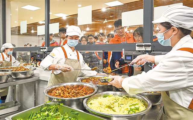 兩江育才中學校，食堂工作人員在為學生們打飯（攝於十月二十九日）。記者 張錦輝 攝\視覺重慶