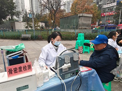 义诊现场。重医大附三院（方大医院）供图