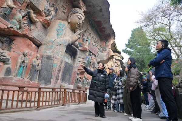 現場體驗大足石刻數字博物館路線推薦、線上導覽等功能。重慶電信供圖