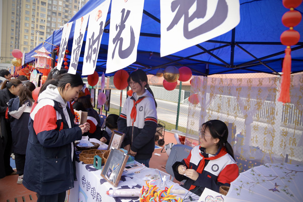 非遺手工制品攤位。唐文蕤攝