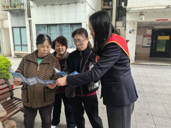 沙坪坝支行走进社区针对老年人重点讲解网络陷阱防范、出租出借银行卡危害等，采用“一对一”讲解模式提升理解度。农发行重庆市分行供图