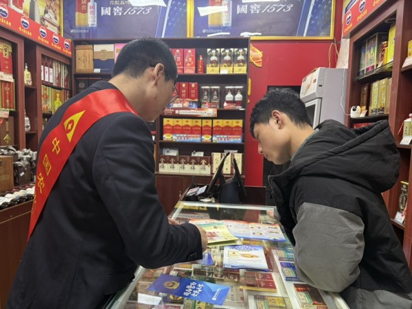 大足支行组织宣传人员前往大足区龙岗街道，面向商户及公众发放宣传折页，解答疑问，提示警惕非法集资、电信网络诈骗等涉洗钱风险。农发行重庆市分行供图
