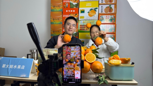直播售卖奉节脐橙。奉节县融媒体中心供图