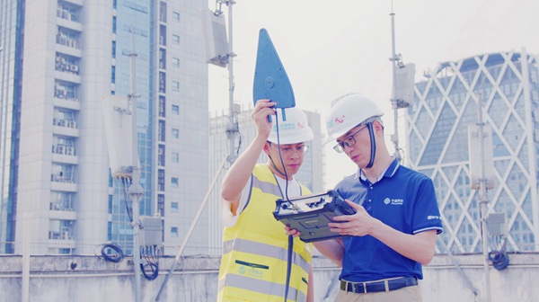 團隊進行外場干擾測試。重慶移動供圖