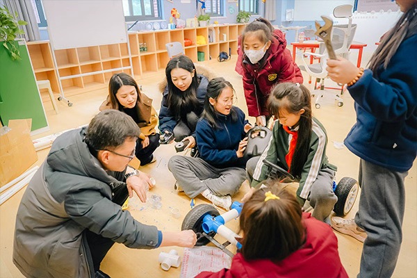 動手制作可載人的原型車輛。向詩佳攝