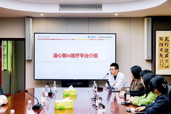 潼南区人民医院医生分享平台使用感受。重庆电信供图