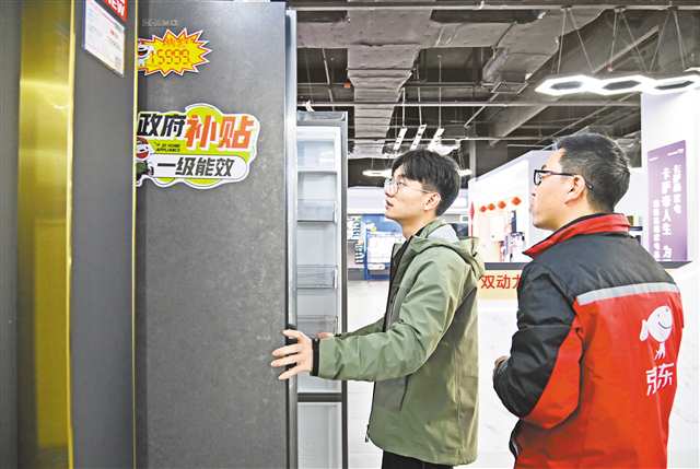 今年以来，重庆以旧换新开启新一轮消费热潮。图为沙坪坝区融创茂商场，市民正在选购智能家电。（资料图片）特约摄影 孙凯芳\视觉重庆