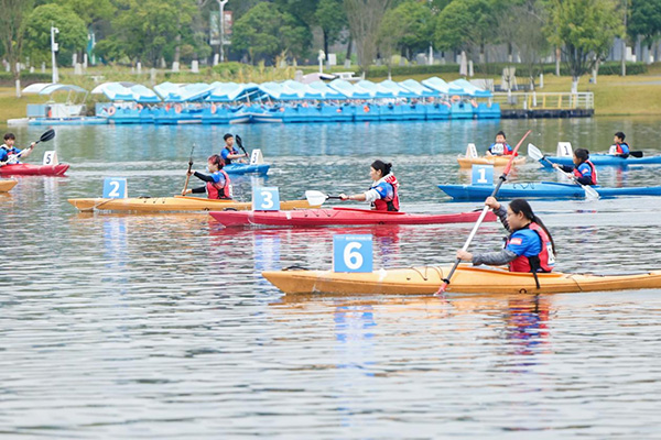 比賽開始。紅帽子皮劃艇俱樂部供圖