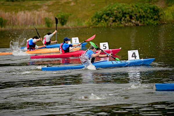 選手們比賽進行中。紅帽子皮劃艇俱樂部供圖