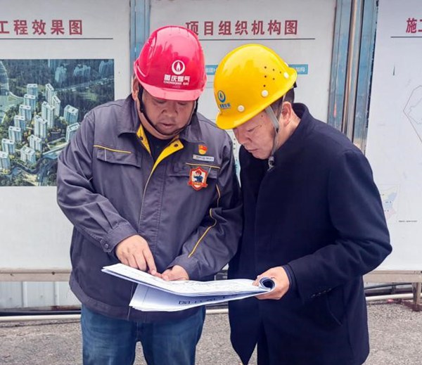 “紅岩燃小兵”服務先鋒隊隊員與施工班組負責人共同研討施工圖紙，細化施工銜接要點。重慶燃氣集團供圖