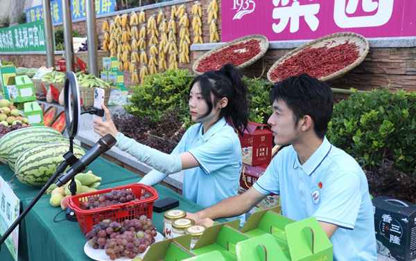 云上“村干部”开展电商直播。校方供图