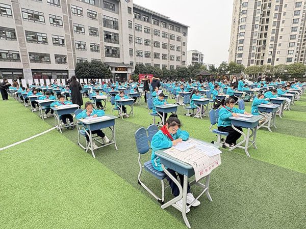 學生現場書寫展示。主辦方供圖