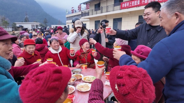 大家举杯畅饮。上坝乡供图