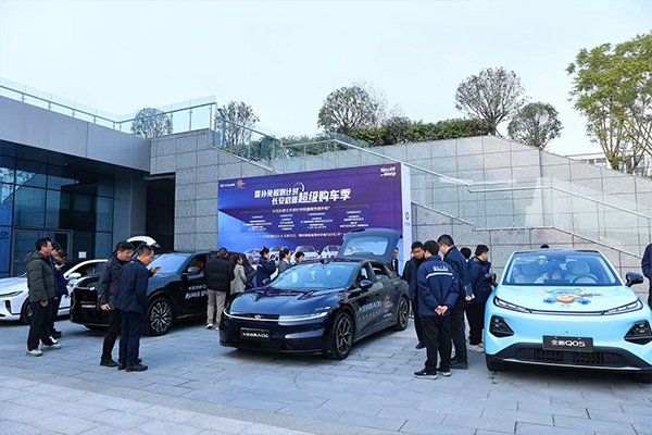 新品摆展活动现场。向诗佳摄