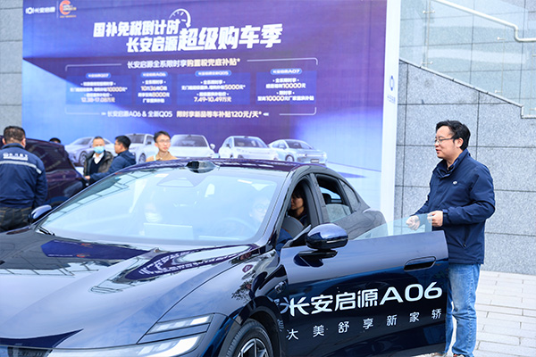 川航重庆分公司员工现场试乘体验。向诗佳摄