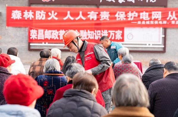 為村民發放知識讀物。國網重慶永川供電公司供圖