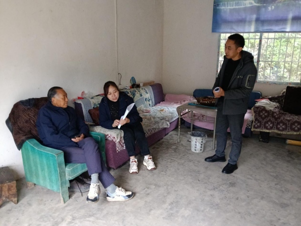高观镇高观村网格员开展“敲门行动”。高观镇供图