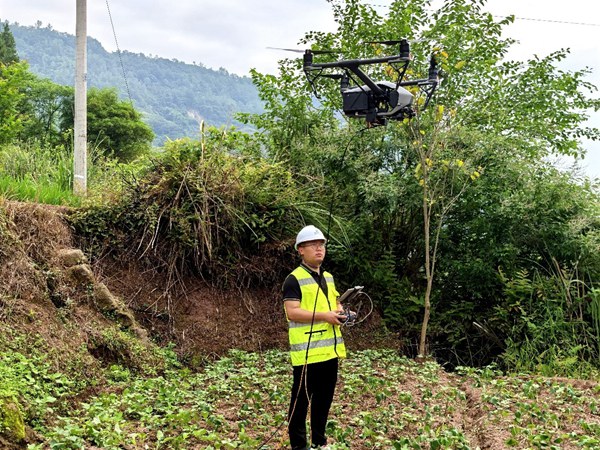 工作人員將無人機用於家庭寬帶建設。重慶移動供圖