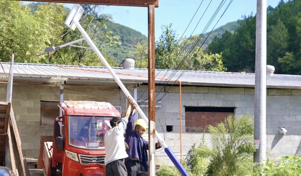 325盞太陽能路燈全部安裝完畢。朱柏宇攝