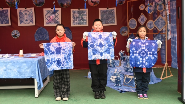 菜市街小学学生展示自己的扎染作品。李波摄