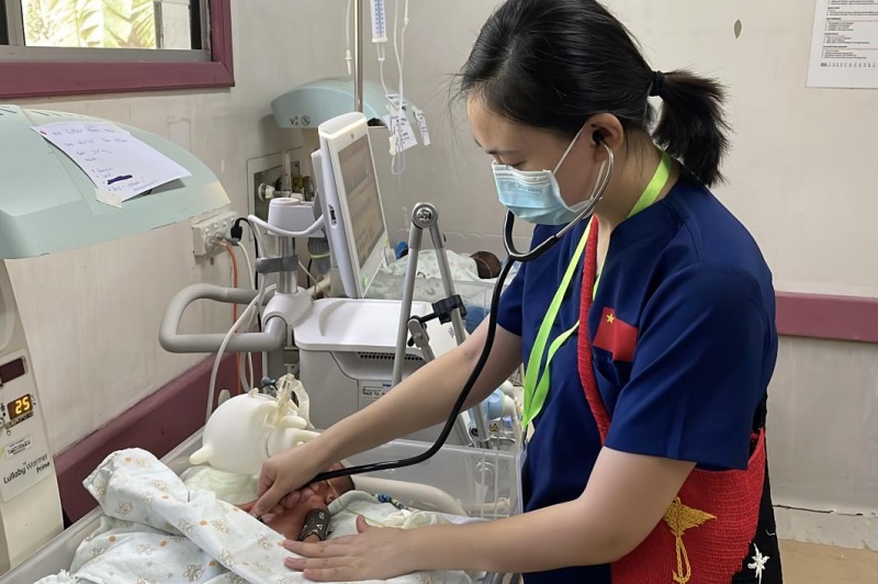 程晨醫生正在為患兒檢查身體。重醫附屬兒童醫院供圖