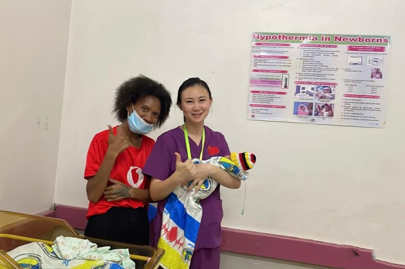 程晨與患兒及患兒母親合照。重醫附屬兒童醫院供圖