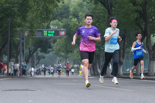 校园健身跑现场。周久淞摄