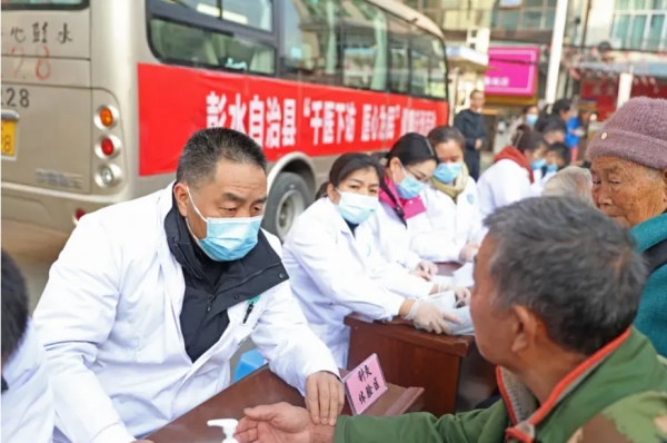 彭水首场健康赶场活动举行。赵勇摄