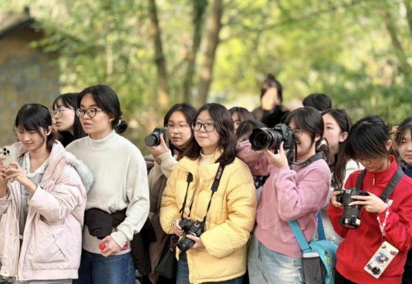 學生們在綠春壩村實踐拍攝。龍柯利攝