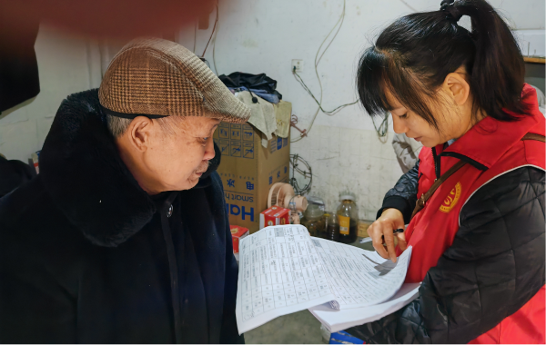 人大代表入户走访独居老人。接龙镇供图