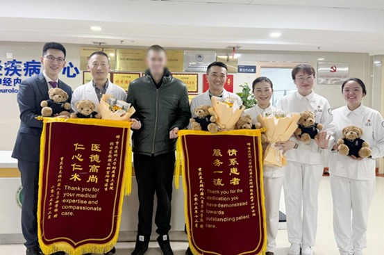 患者赠送“双语锦旗”。重医大附三院（方大医院）供图